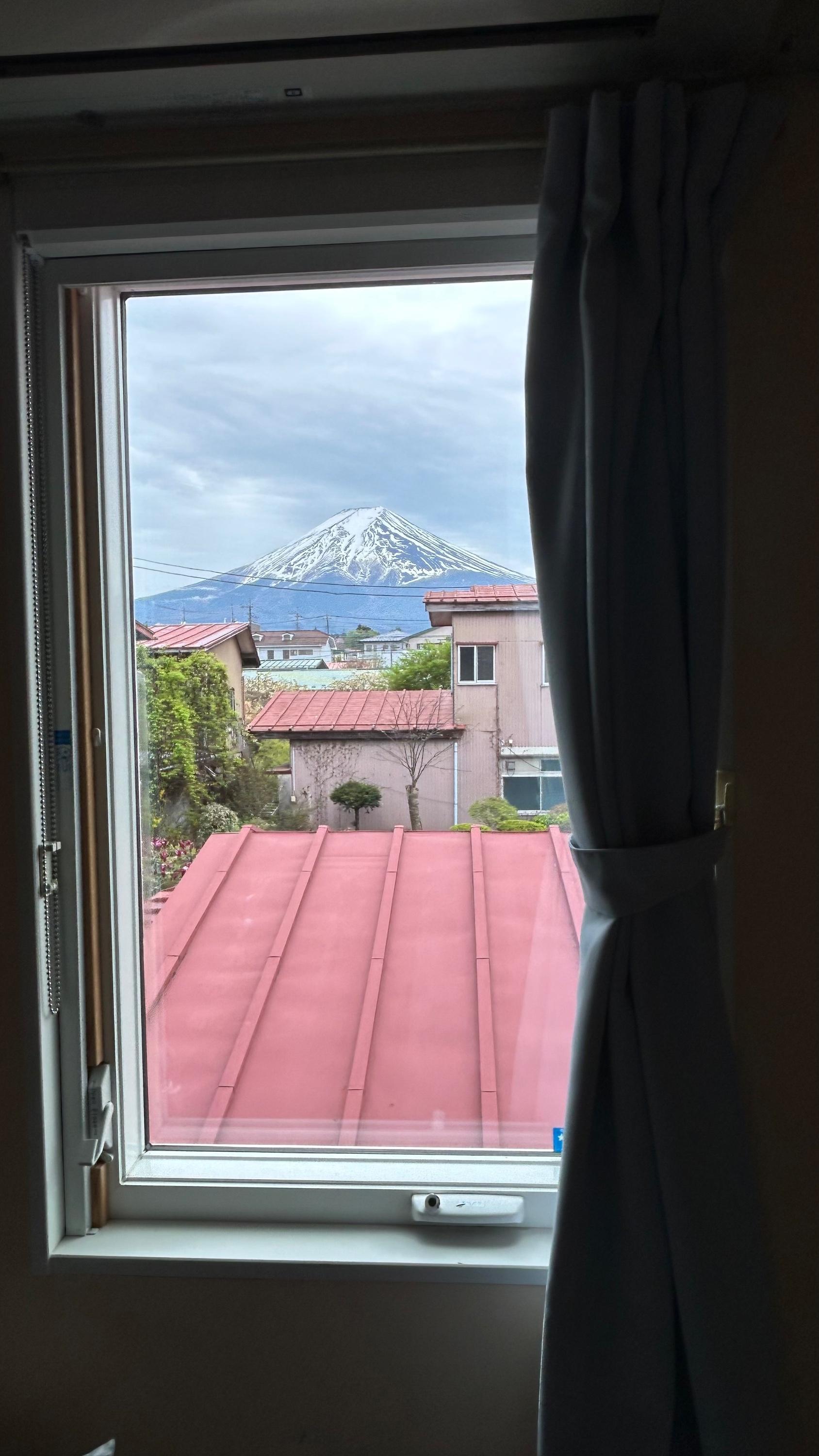 跌落富士山的画里