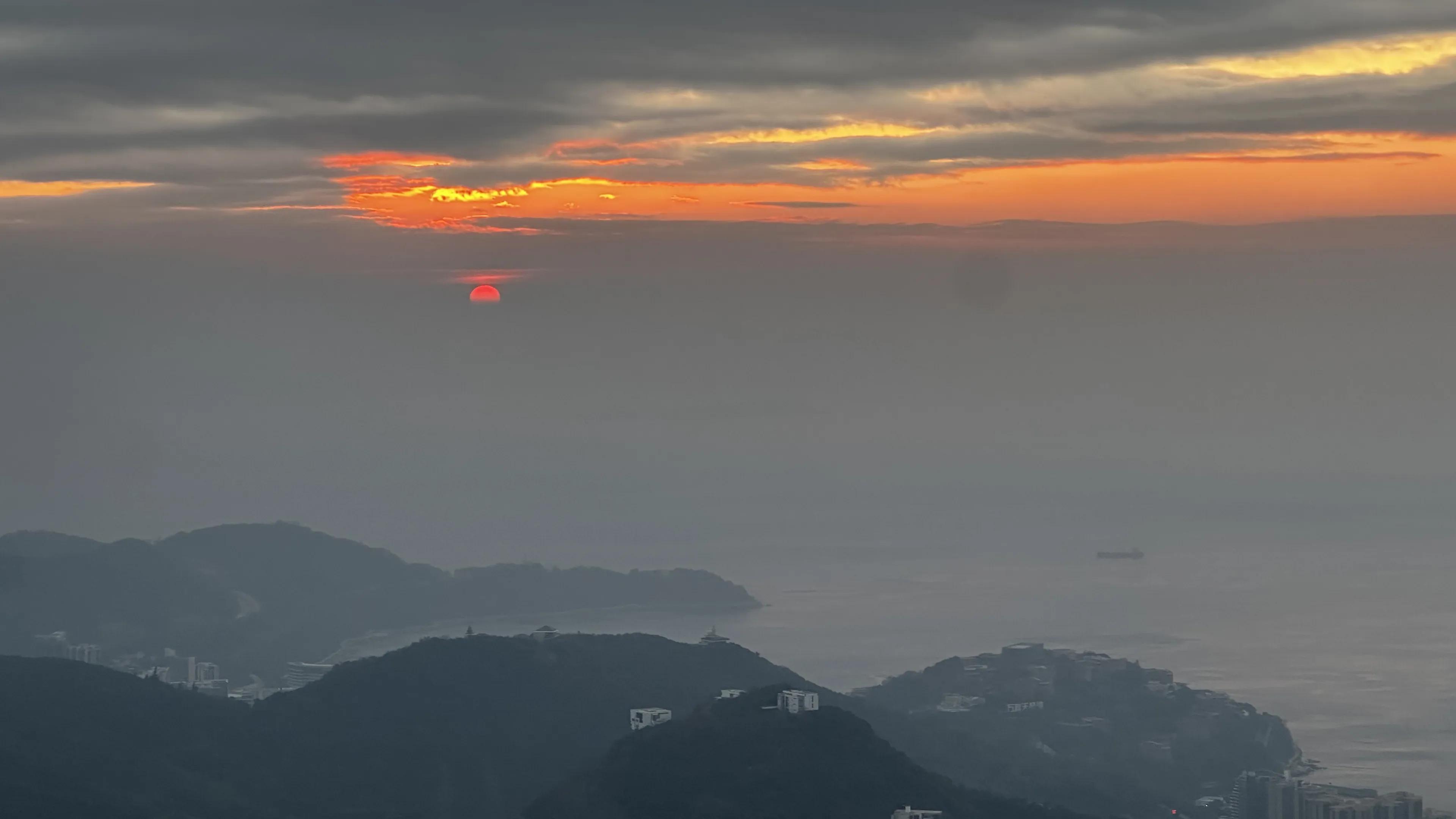 山頂日出